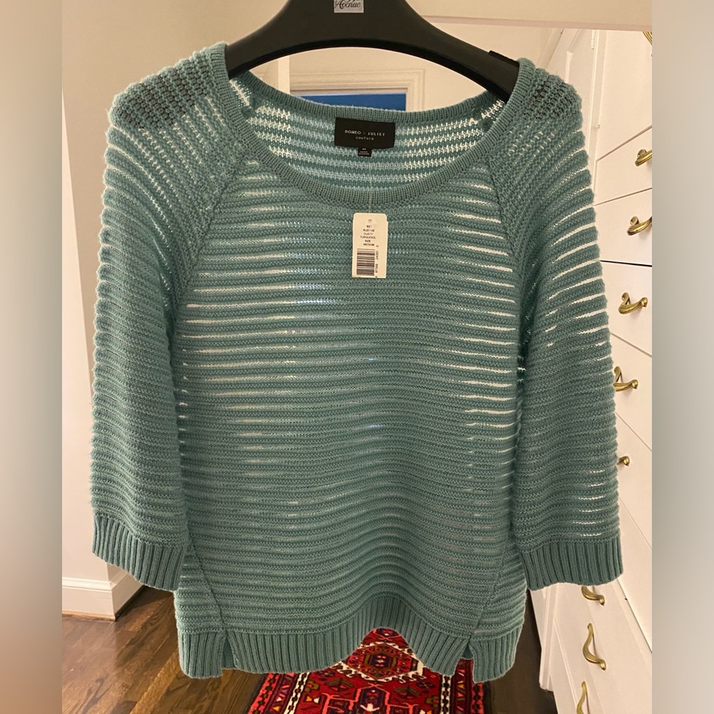 Turquoise long sleeve sweater by Romeo and Juliet. Size medium so cute.💕